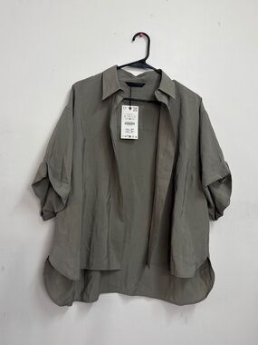 NWT Zara boxy cropped button down olive khaki shirt layering neutral